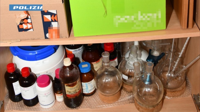 La Polizia di Novara effettua il primo arresto in Italia per il possesso di precursori nell’ambito della produzione di metanfetamine