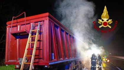 Camion in fiamme sulla A26 all’altezza di Carpugnino