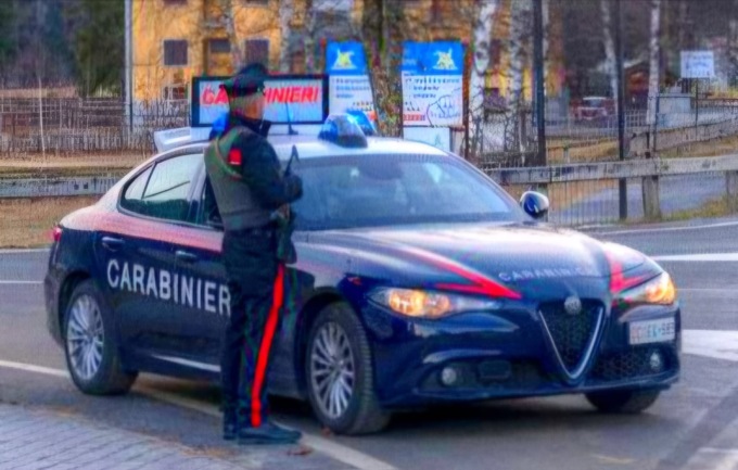 Taglia 4 copertoni ad auto parcheggiate senza motivo: 60enne denunciato