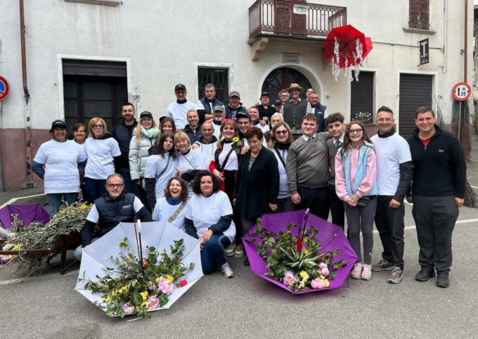 Ad Auzate di Gozzano la pioggia non ha fermato Curiosando tra i cortili