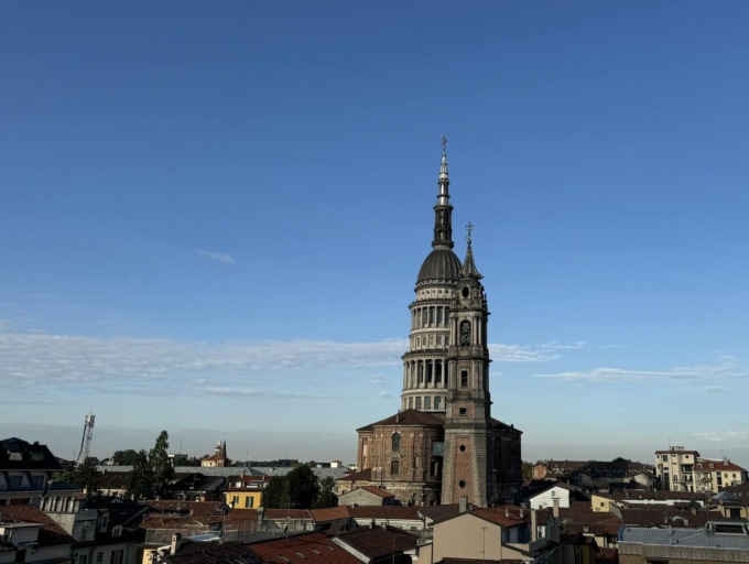 Cupola spenta e messa in suffragio: Novara stretta nel ricordo di Papa Francesco
