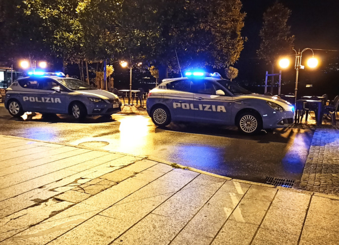 Si aggira incappucciato per il centro di Verbania e aggredisce la Polizia