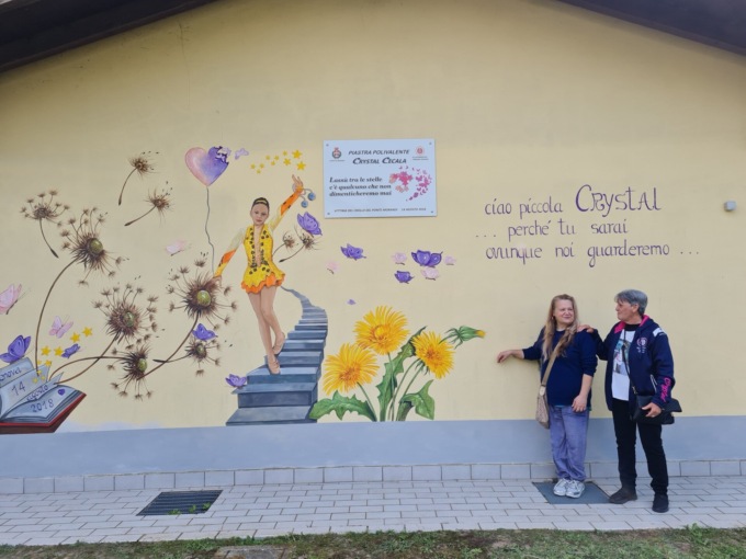 Oleggio, un murale per ricordare Crystal Cecala nel giorno del suo 16° compleanno