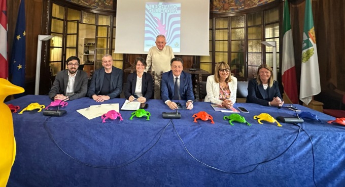 Arona invasa da sculture di rane, delfini, coccodrilli e pinguini: è la Cracking Art