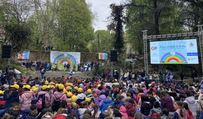 Novara, oltre 2000 bambini in marcia per la pace