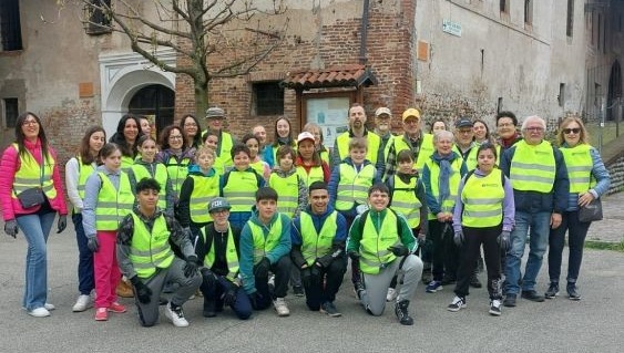Giornata ecologica a Ghemme: decine di sacchi di rifiuti raccolti grazie al Kiwanis