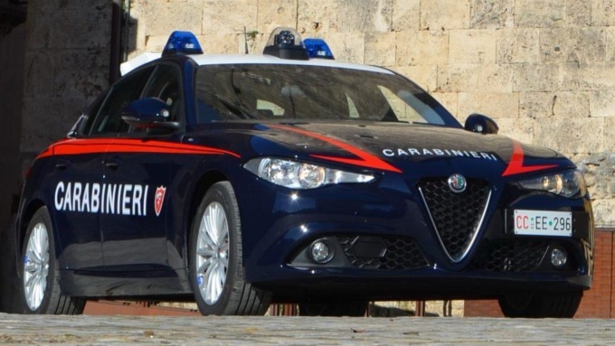 Fermato per un controllo improvvisamente scappa, poi aggredisce i carabinieri: arrestato