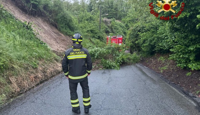 Smottamento in via Manzoni a Gattico: intervento dei vigili del fuoco