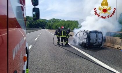 Furgone in fiamme sull'A26: l'intervento dei vigili del fuoco a Meina