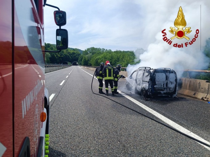 Furgone in fiamme sull’A26: l’intervento dei vigili del fuoco a Meina