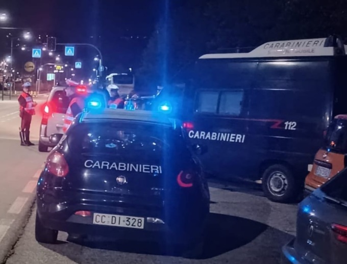 Trovato con 10mila euro in auto e droga in casa: arrestato