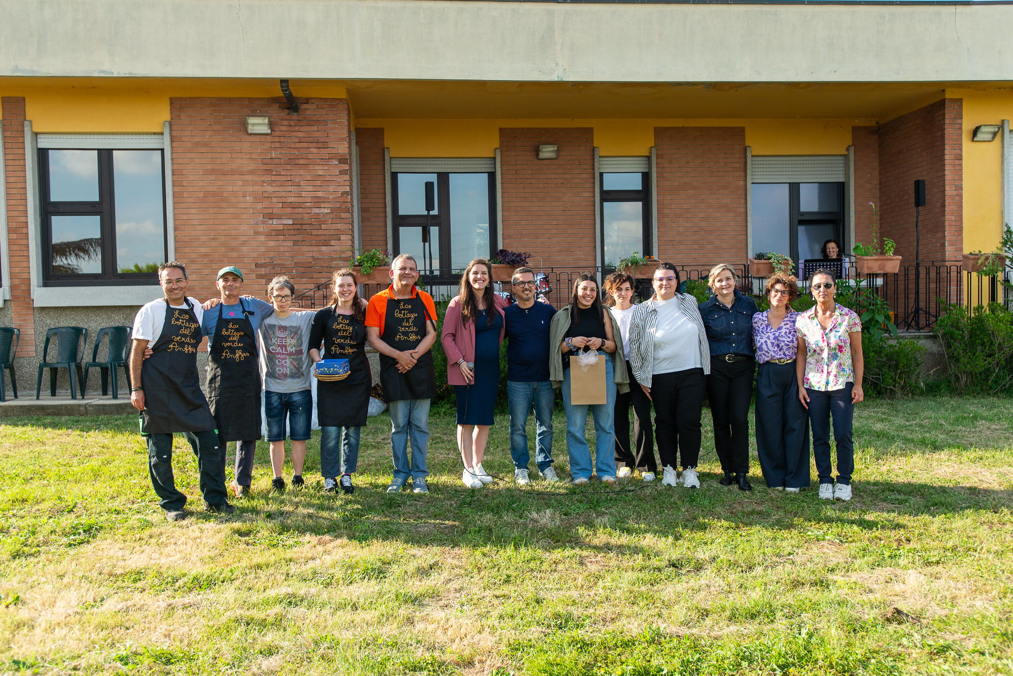 Le donatrici di Estetica 22, Riente, Trogu, e il board e staff di Anffas