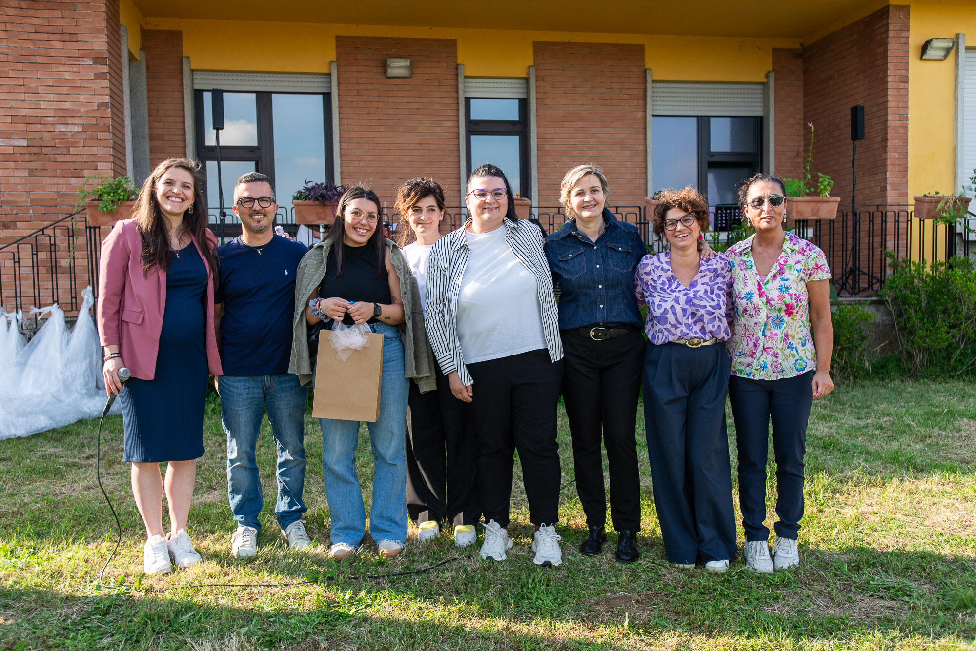 Le donatrici di Estetica 22 con Riente, Trogu e il board di Anffas Novara