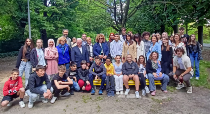 Sull’Allea ora c’è una panchina gialla contro il bullismo