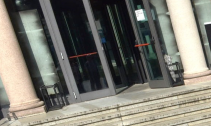 Giovane in tribunale con un coltello: tragedia sventata grazie a una guardia giurata