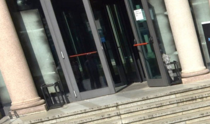 Giovane in tribunale con un coltello: tragedia sventata grazie a una guardia giurata
