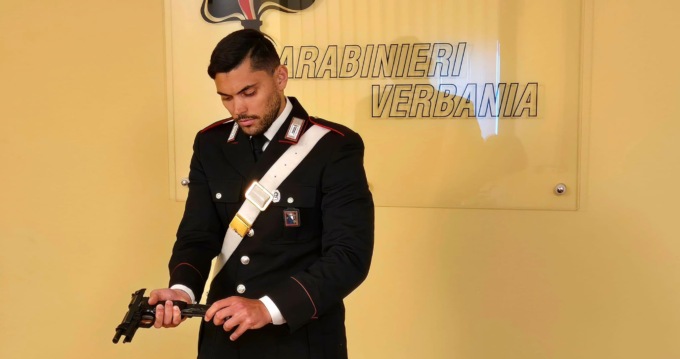 Minaccia la vicina con una pistola giocattolo: trentenne denunciato