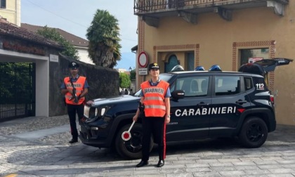 Chiede di cambiare monetine per il parcometro e le ruba 2mila franchi dalla borsa