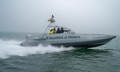 Catamarano ribaltato davanti a Cannobio: Gdf soccorre l'occupante