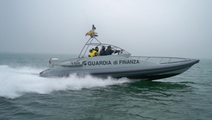 Catamarano ribaltato davanti a Cannobio: Gdf soccorre l’occupante