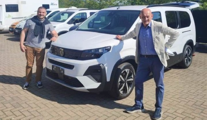 Casa Alessia Odv dona mezzo per il trasporto disabili ad Arona