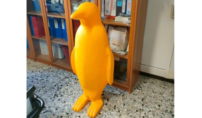 Rubato un pinguino alla fontana di Arona: individuati i 3 autori del furto