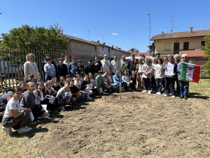 Trecate celebra la Giornata della Legalità: piantato un ulivo alla scuola “Cassano”