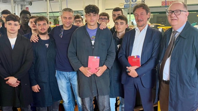 La Costituzione in mano ai diciottenni: Borgomanero celebra la cittadinanza attiva