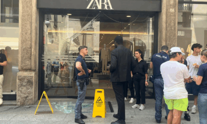 Tenta il furto in un noto negozio del centro e distrugge la vetrata