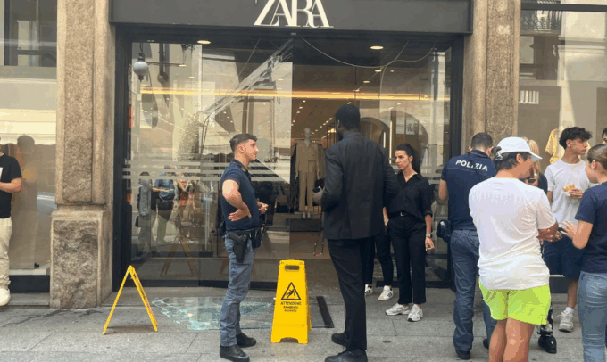 Tenta il furto in un noto negozio del centro e distrugge la vetrata