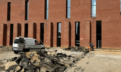 Castello, nuova pavimentazione nel cortile: lavori in corso, riapertura entro l’estate