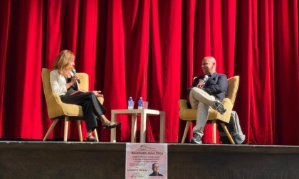 “Allenare alla vita”: il teatro Civico di Oleggio gremito per Alberto Pellai