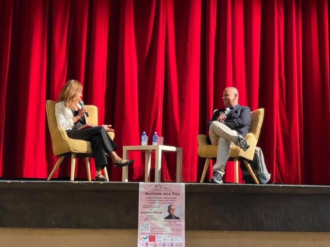 “Allenare alla vita”: il teatro Civico di Oleggio gremito per Alberto Pellai