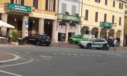 Lite con accoltellamento in piazza Martiri a Oleggio