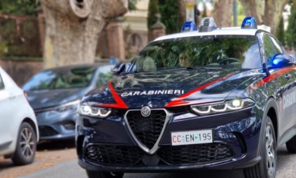 Vicini litigano per la spazzatura e uno tira fuori la mazza da baseball: denunciato per minaccia aggravata
