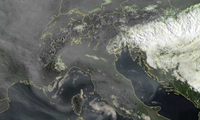 Cielo grigio: è il fumo degli incendi che stanno devastando il Canada