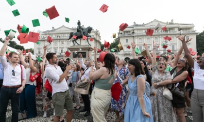 Graduation Day Upo: oltre mille "tocchi" in aria nel centro di Novara