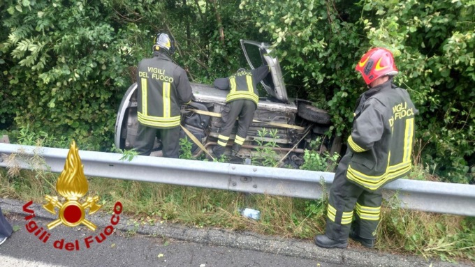 Incidente stradale sulla SS 33 a Mergozzo: auto sfonda il guard rail