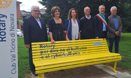 A Oleggio una panchina gialla contro il bullismo