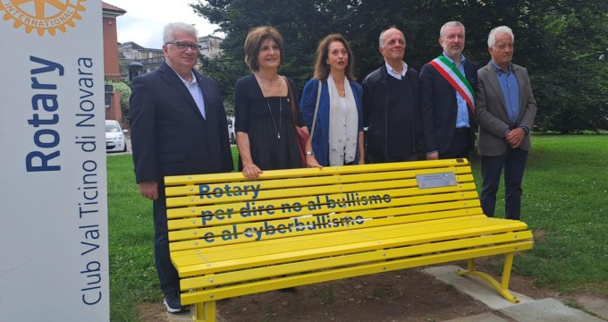 A Oleggio una panchina gialla contro il bullismo