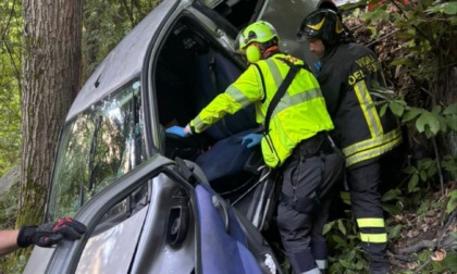 Auto esce di strada sull'Alpe Colla: intervengono i vigili del fuoco