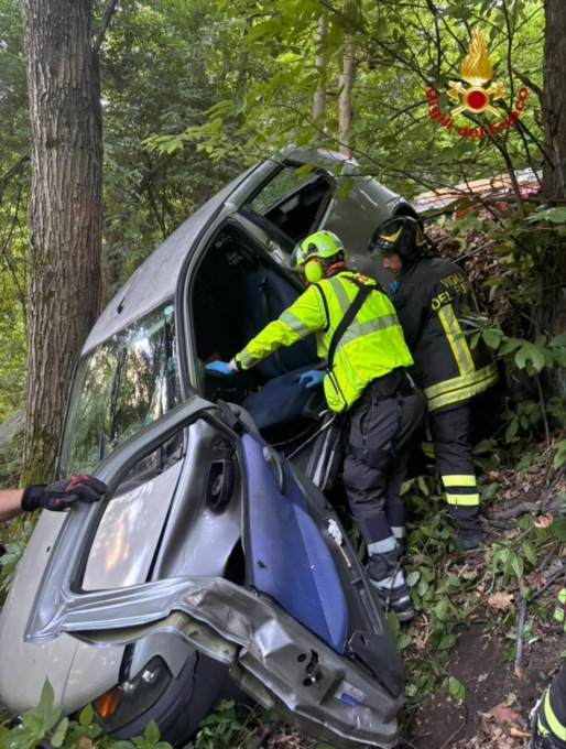 Auto esce di strada sull’Alpe Colla: intervengono i vigili del fuoco