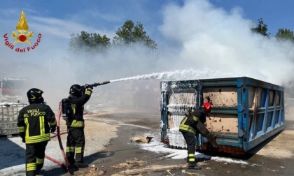Container a fuoco in via Gherzi a Novara: intervento dei vigili del fuoco