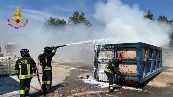 Container a fuoco in via Gherzi a Novara: intervento dei vigili del fuoco
