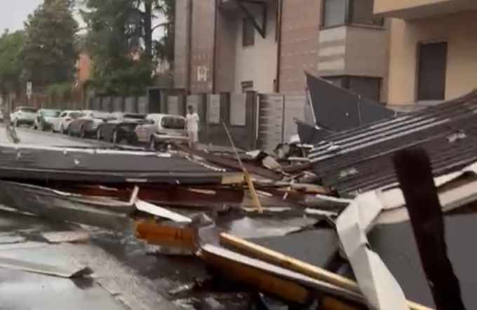 Maltempo flagella tutta la provincia: a Novara crolla un tetto