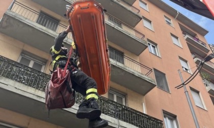 Vigili del fuoco soccorrono persona al quinto piano di un palazzo a Novara