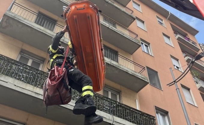 Vigili del fuoco soccorrono persona al quinto piano di un palazzo a Novara