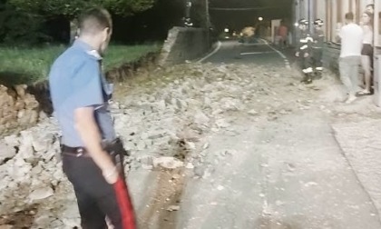 Crolla il muro di una villa a Oleggio Castello: intervento dei pompieri e Aib