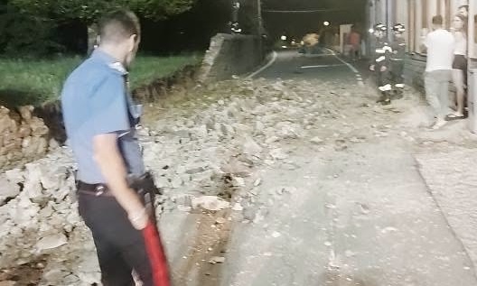 Crolla il muro di una villa a Oleggio Castello: intervento dei pompieri e Aib