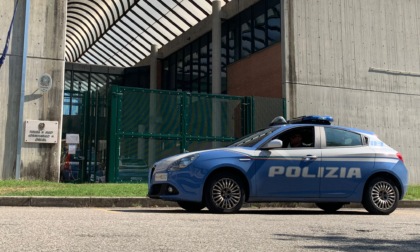 Disturbano i bagnanti in spiaggia a Omegna: gruppo di minori fermato e controllato